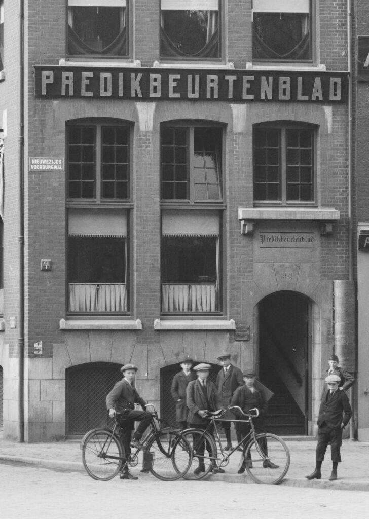 Gebouw met redactie en drukkerij van Predikbeurtenblad aan de Nieuwezijds Voorburgwal 262. Rechts het portiek waar zwemclub De Jonge Waterratten werd opgericht